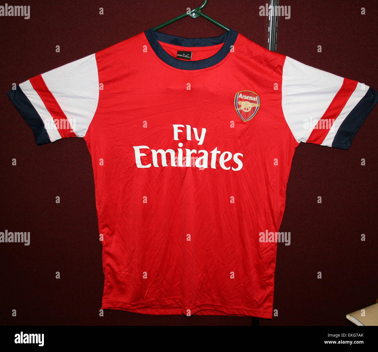 Am 11. April 2014 beschlagnahmte der US-Zoll und Grenzschutz eine Lieferung gefälschter Fußballbekleidung im Wert von 1 Million US-Dollar in Savannah, Georgia. Die Lieferung beinhaltete gefälschte Waren von mehreren Teams, einschließlich des Arsenal Football Club, als Teil der fortlaufenden Bemühungen zum Schutz der Rechte an geistigem Eigentum. Stockfoto