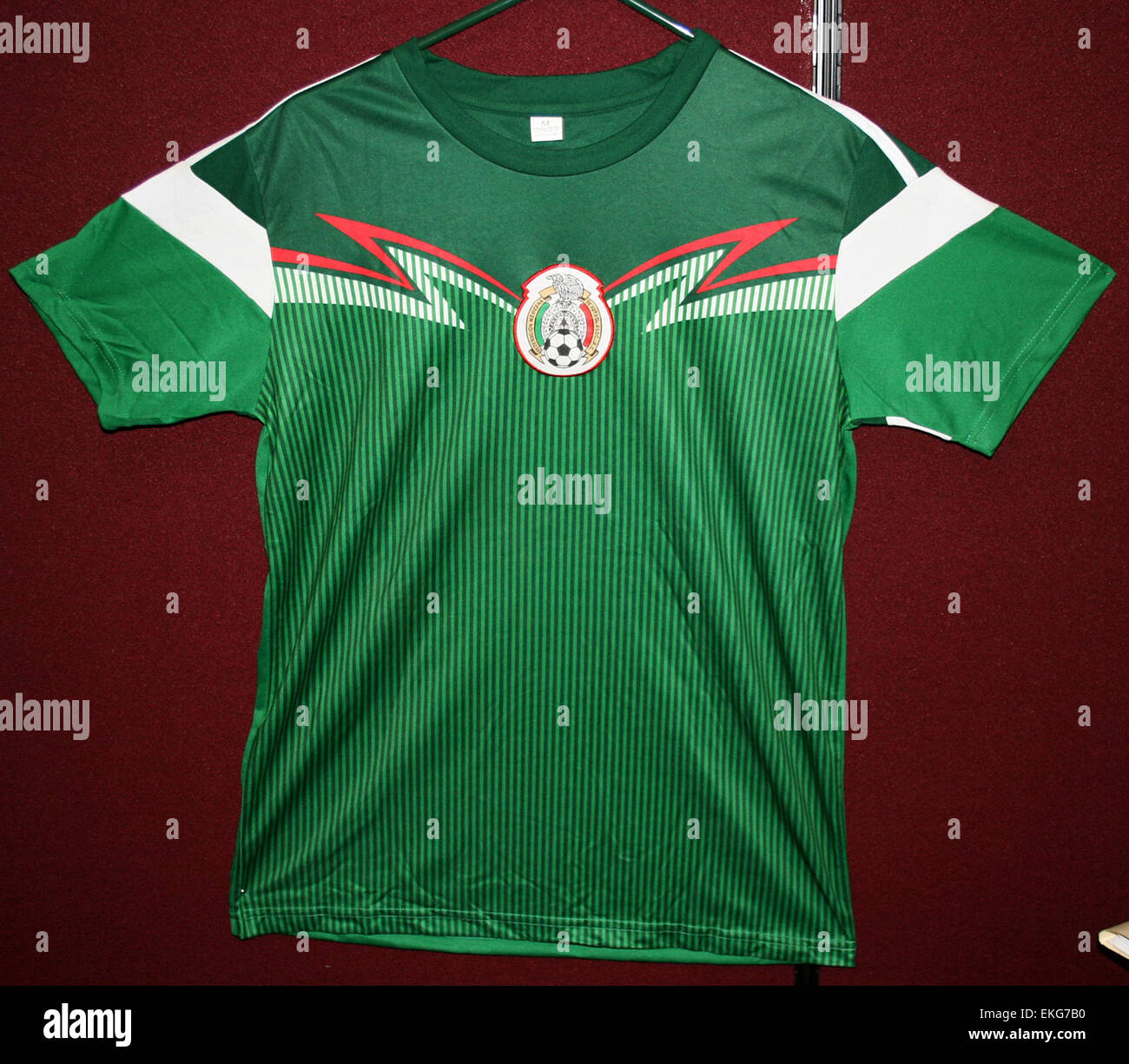 Am 11. April 2014 beschlagnahmte der US-Zoll und Grenzschutz eine Lieferung gefälschter Fußballbekleidung im Wert von 1 Million US-Dollar in Savannah, Georgia. Der mexikanische Fußballverband gehörte zu den Mannschaften, die von der gefälschten Ware betroffen waren. Stockfoto