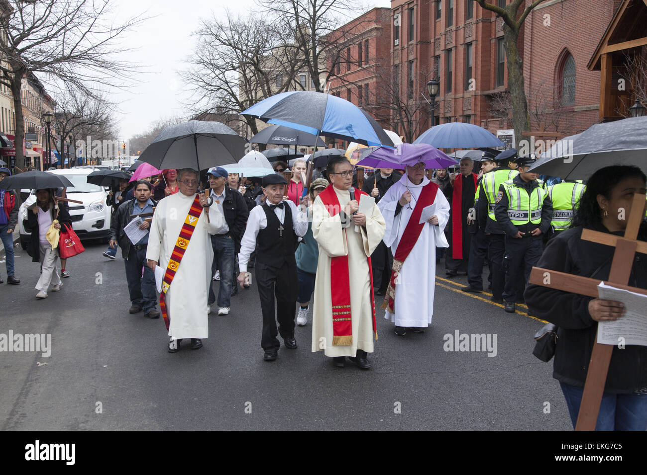 Karfreitags-Prozession von den Stationen des Kreuzweges rezitiert in Englisch, Spanisch & Polnisch in Park Slope, Brooklyn, NY. Stockfoto