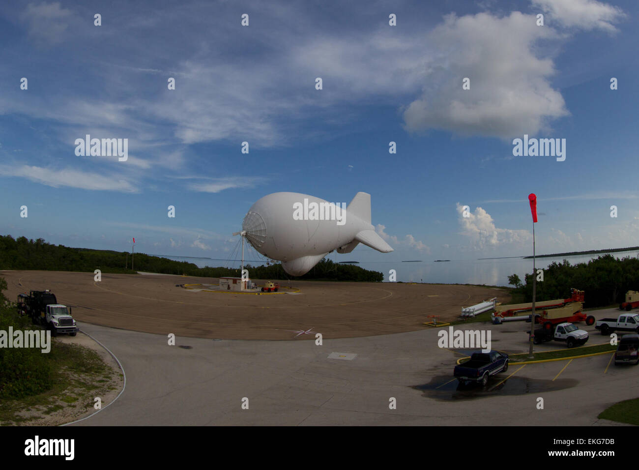 Das TARS-System (Tethered Aerostat Radar System) der CBP wird in Cudjoe Key, Florida, eingesetzt, um den Luftraum zu überwachen und die Grenzschutzoperationen zu verbessern. Stockfoto