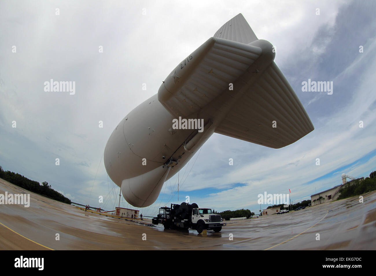 Der US-Zoll- und Grenzschutz nutzt das Tethered Aerostat Radar System (TARS) in Cudjoe Key, Florida, um die Überwachung und Grenzsicherheit zu verbessern. Stockfoto