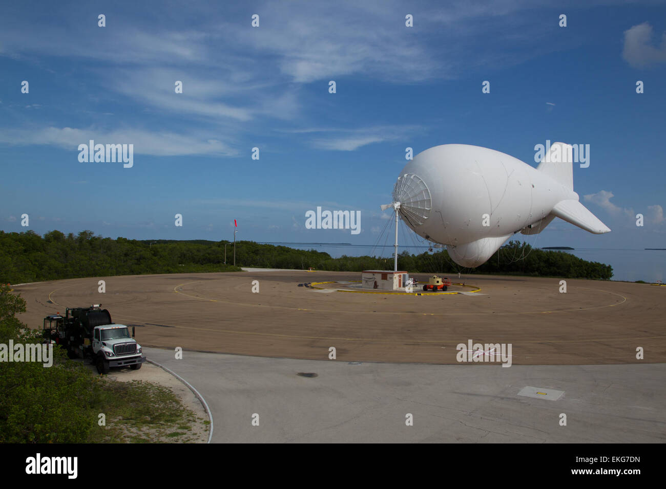 Das Tethered Aerostat Radar System (TARS) wird in Cudjoe Key, Florida, im Rahmen der Luftüberwachung und Grenzsicherung der CBP eingesetzt. Stockfoto