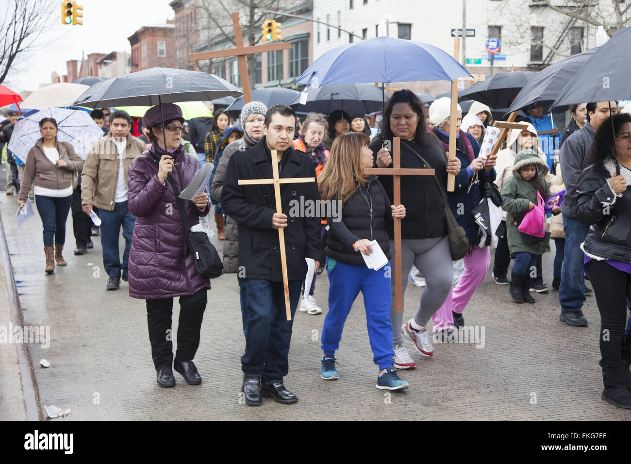 Karfreitags-Prozession von den Stationen des Kreuzweges rezitiert in Englisch, Spanisch & Polnisch in Park Slope, Brooklyn, NY. Stockfoto