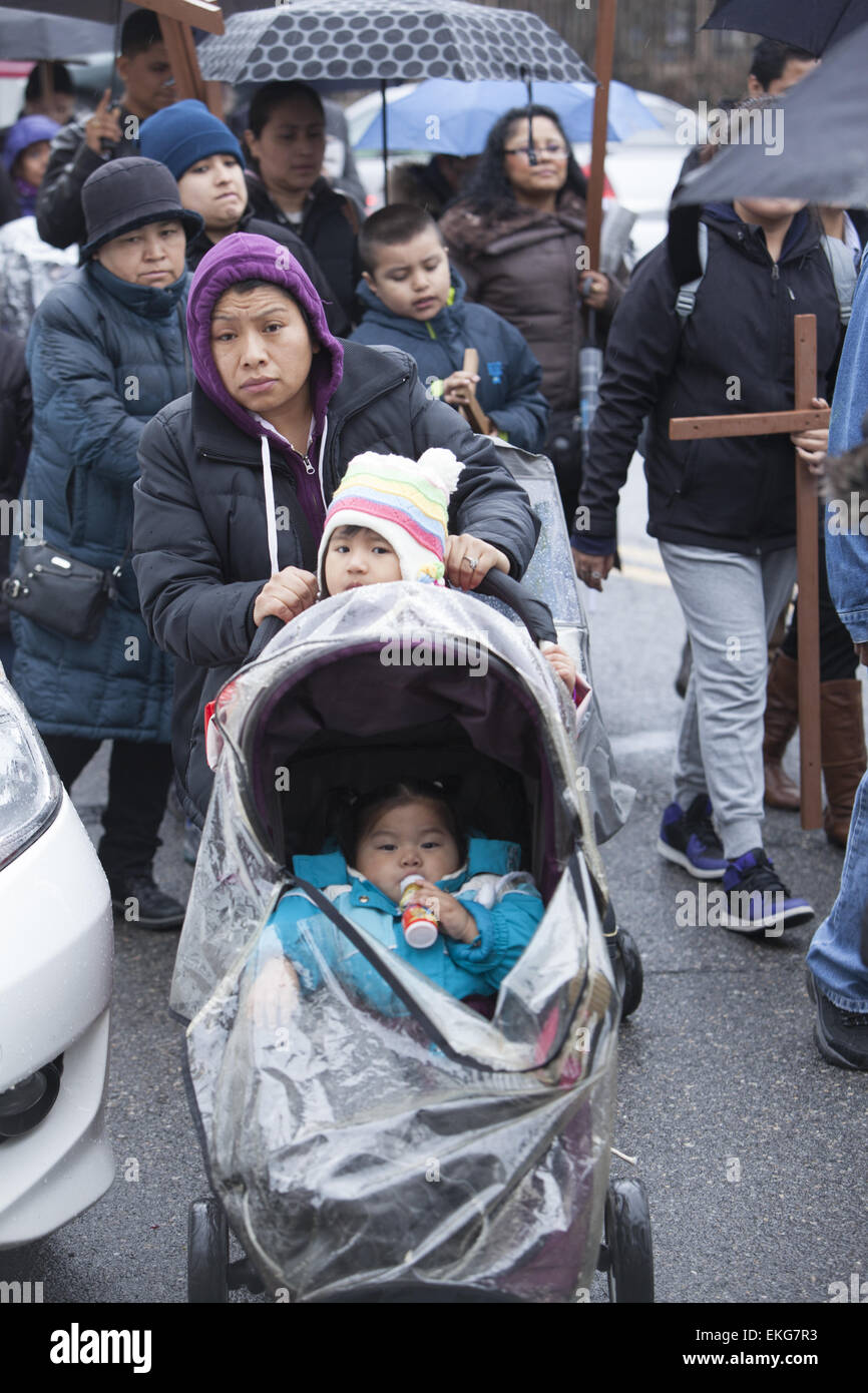 Karfreitags-Prozession von den Stationen des Kreuzweges in Park Slope, Brooklyn, NY. Hispanische Mutter mit Kindern. Stockfoto