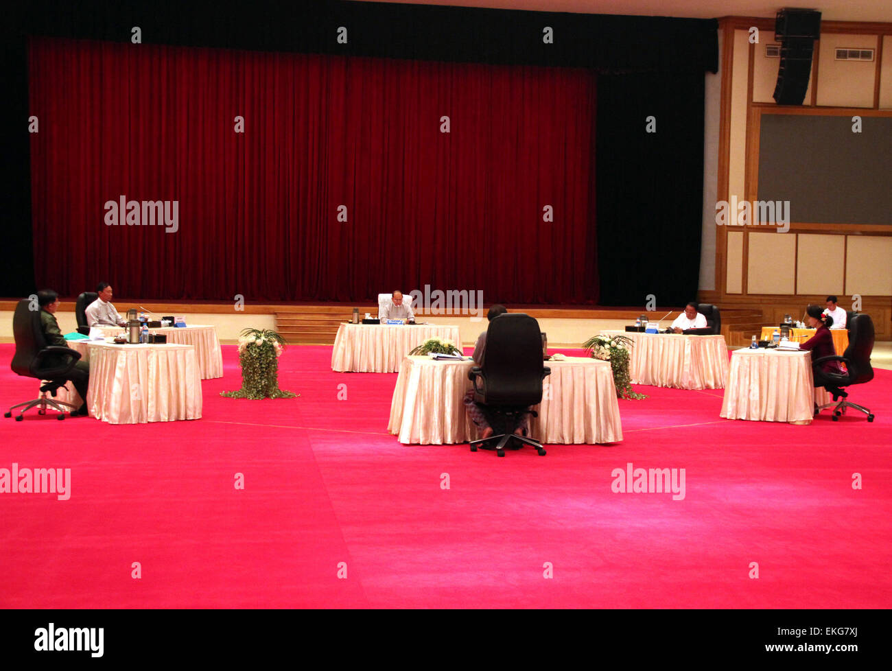 Nay Pyi Taw. 10. April 2015. Foto aufgenommen am 10. April 2015 zeigt eine Szene von der sechs-Parteien-Gespräche auf höchster Ebene in Nay Pyi Taw, Myanmar. Myanmar begannen eine hochrangige Sechser-Gespräche in Nay Pyi Taw am Freitag um inländische politische Themen wie Verfassungsänderung, allgemeinen Wahlen und Friedensprozess zu diskutieren. Bildnachweis: Xinhua/Alamy Live-Nachrichten Stockfoto