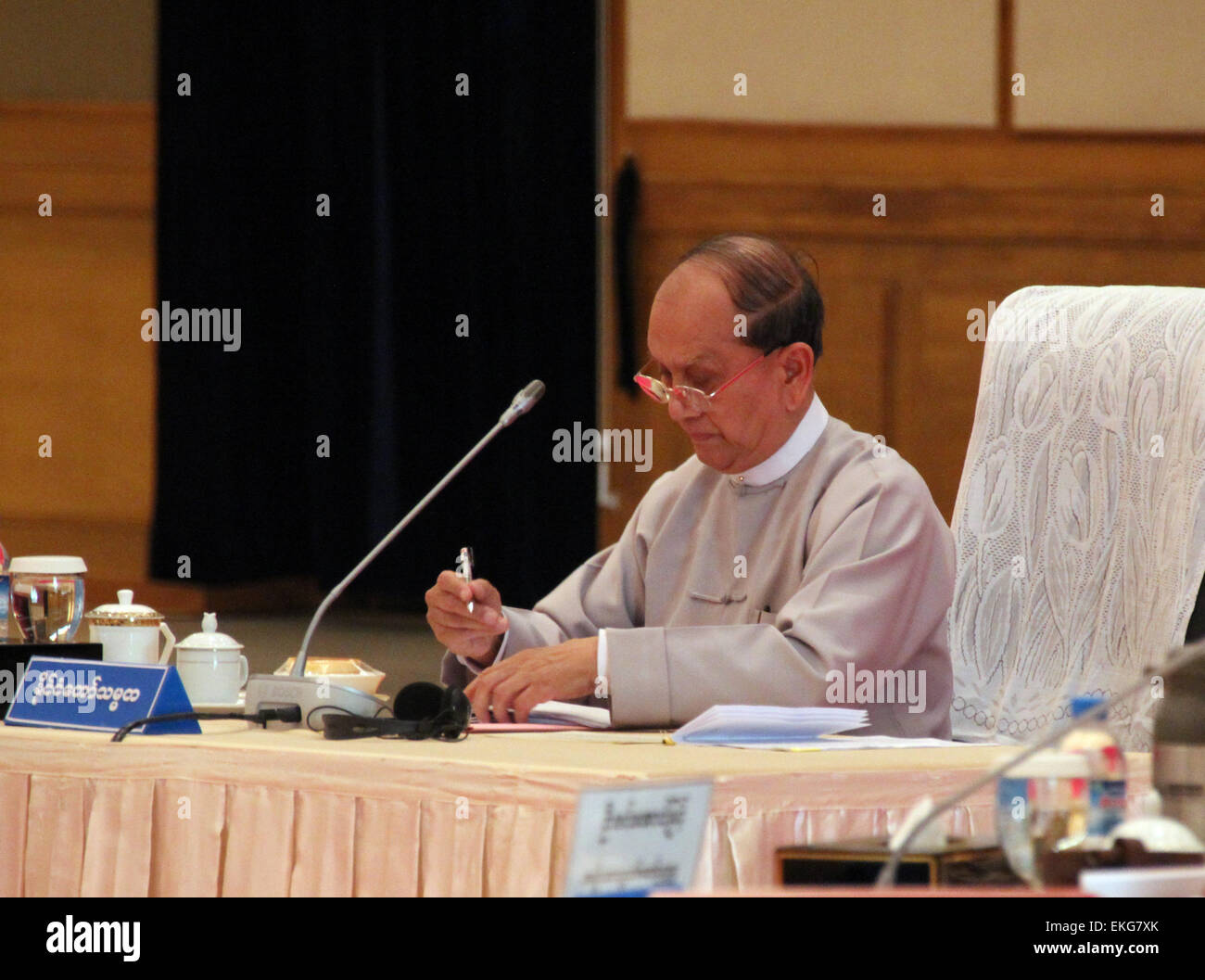 Nay Pyi Taw, Myanmar. 10. April 2015. Myanmar Präsident U Thein Sein besucht die hochrangigen Sechser-Gespräche in Nay Pyi Taw, Myanmar, 10. April 2015. Myanmar begannen eine hochrangige Sechser-Gespräche in Nay Pyi Taw am Freitag um inländische politische Themen wie Verfassungsänderung, allgemeinen Wahlen und Friedensprozess zu diskutieren. Bildnachweis: Xinhua/Alamy Live-Nachrichten Stockfoto