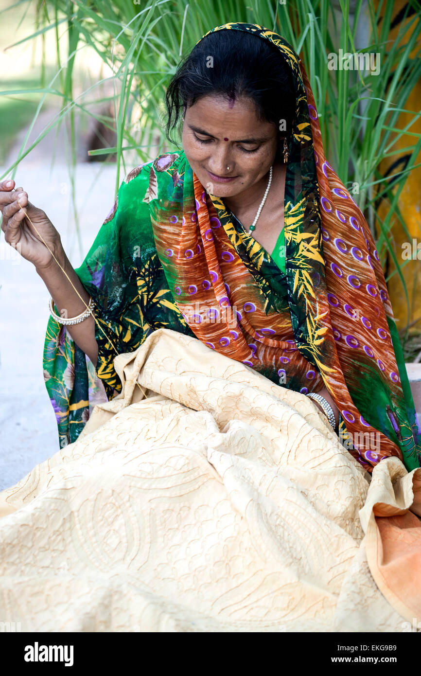 Frau nähen Wolldecke, Frauen des Dorfes Kunsthandwerksladen, Ranthambore, Rajasthan, Indien Stockfoto