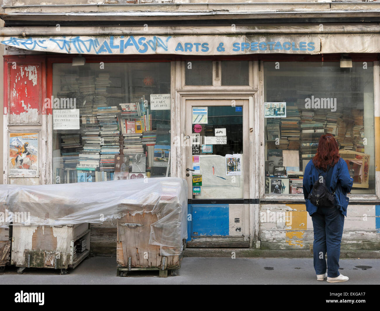 Ein Shop, jetzt geschlossen, aufgetürmt mit Büchern im Fenster. Paris, Frankreich. Stockfoto