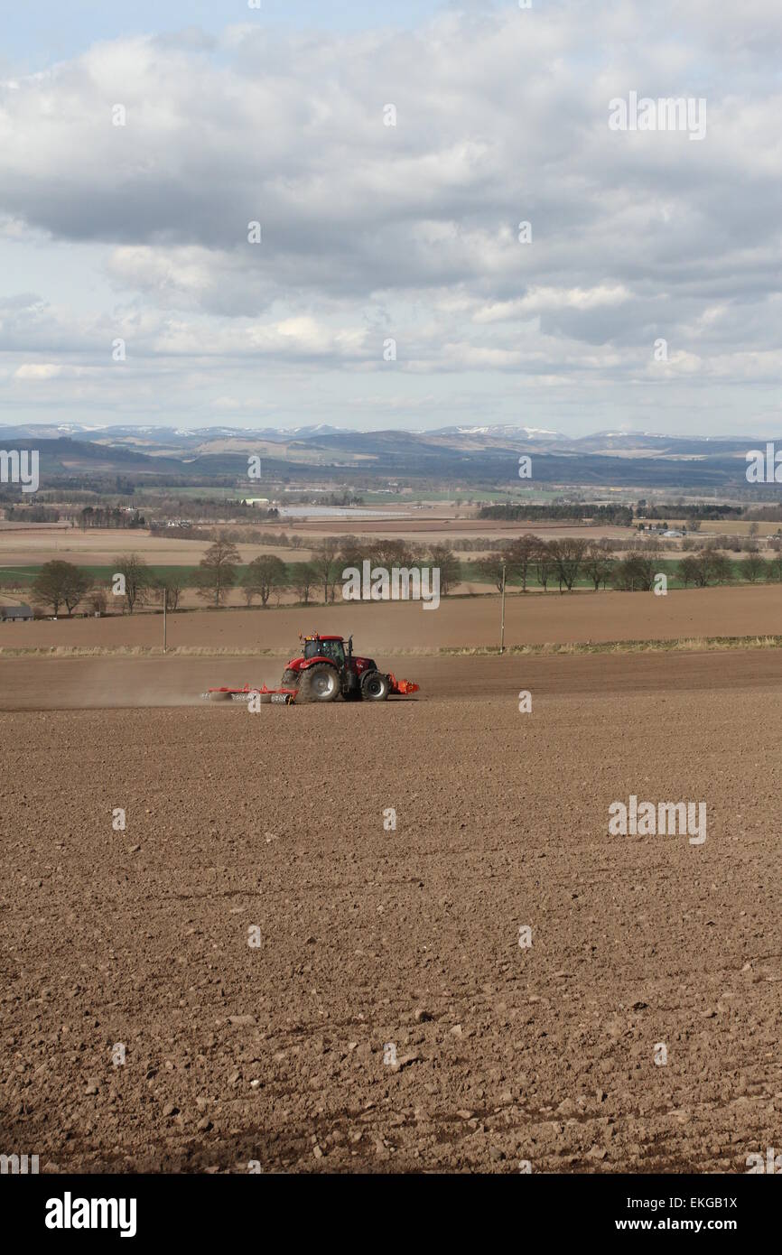 Traktor Pflügen Feld Angus Scotland April Stockfoto