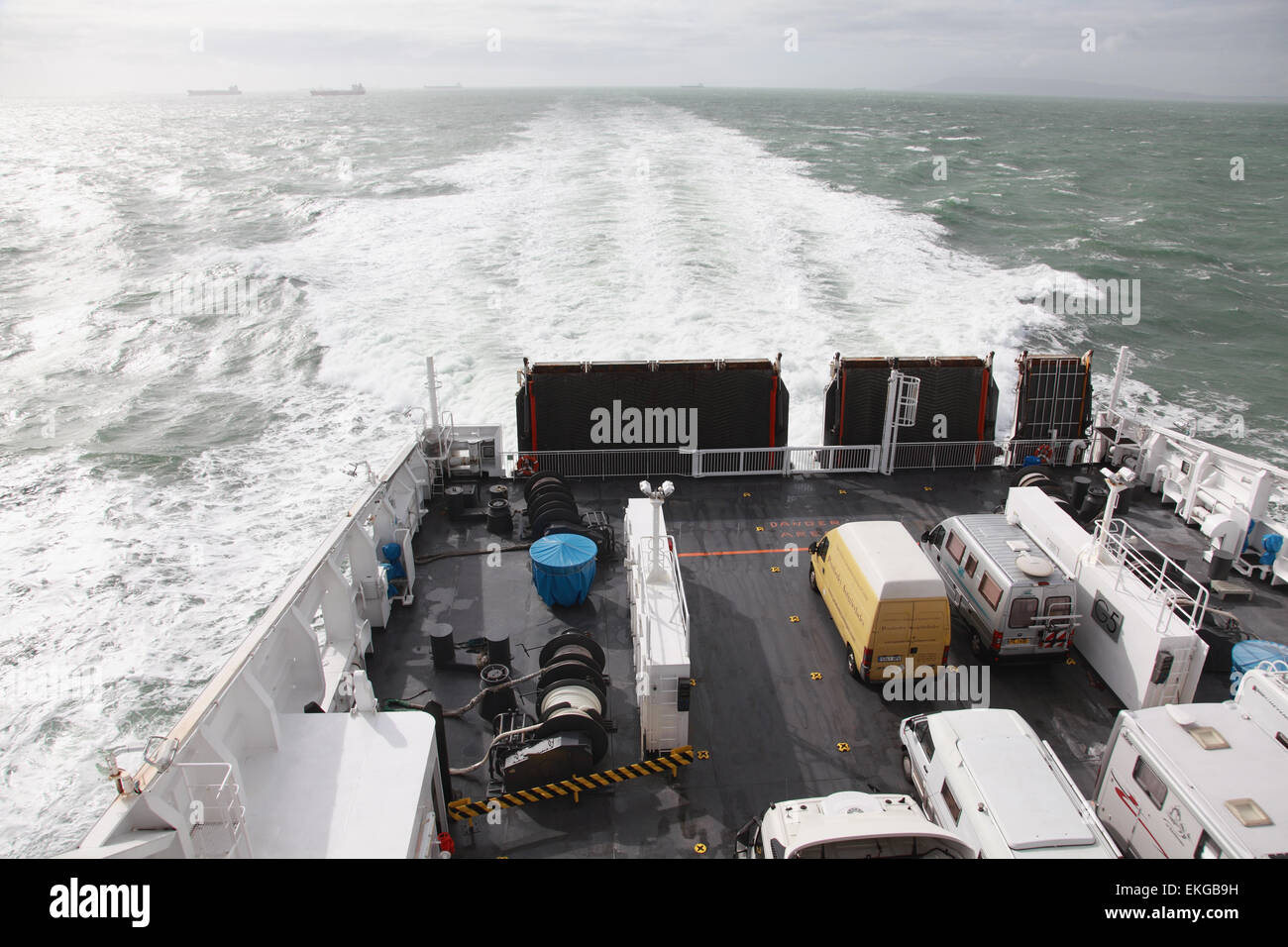 Fahrzeuge auf dem Achterdeck der Bretagne Fähre Cap Finisterre im Solent nähert sich Portsmouth Stockfoto