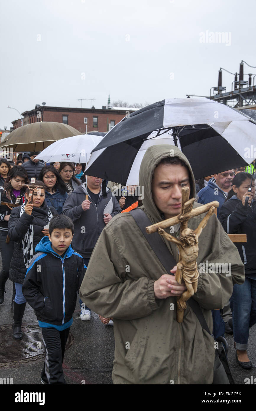 Karfreitags-Prozession von den Stationen des Kreuzweges rezitiert in Englisch, Spanisch & Polnisch in Park Slope, Brooklyn, NY. Stockfoto