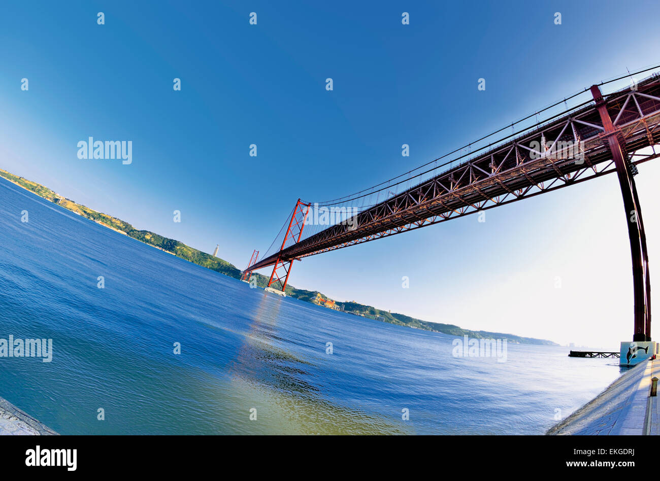 Portugal, Lissabon: Andere Sicht auf die Brücke Ponte 25 de Abril Stockfoto