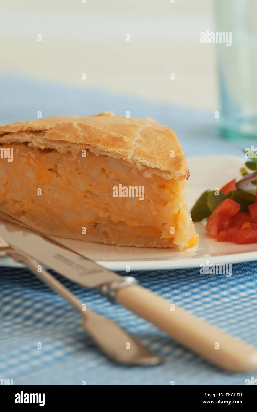 Still-Leben essen Bild von hausgemachten Käse & Zwiebelkuchen Stockfoto