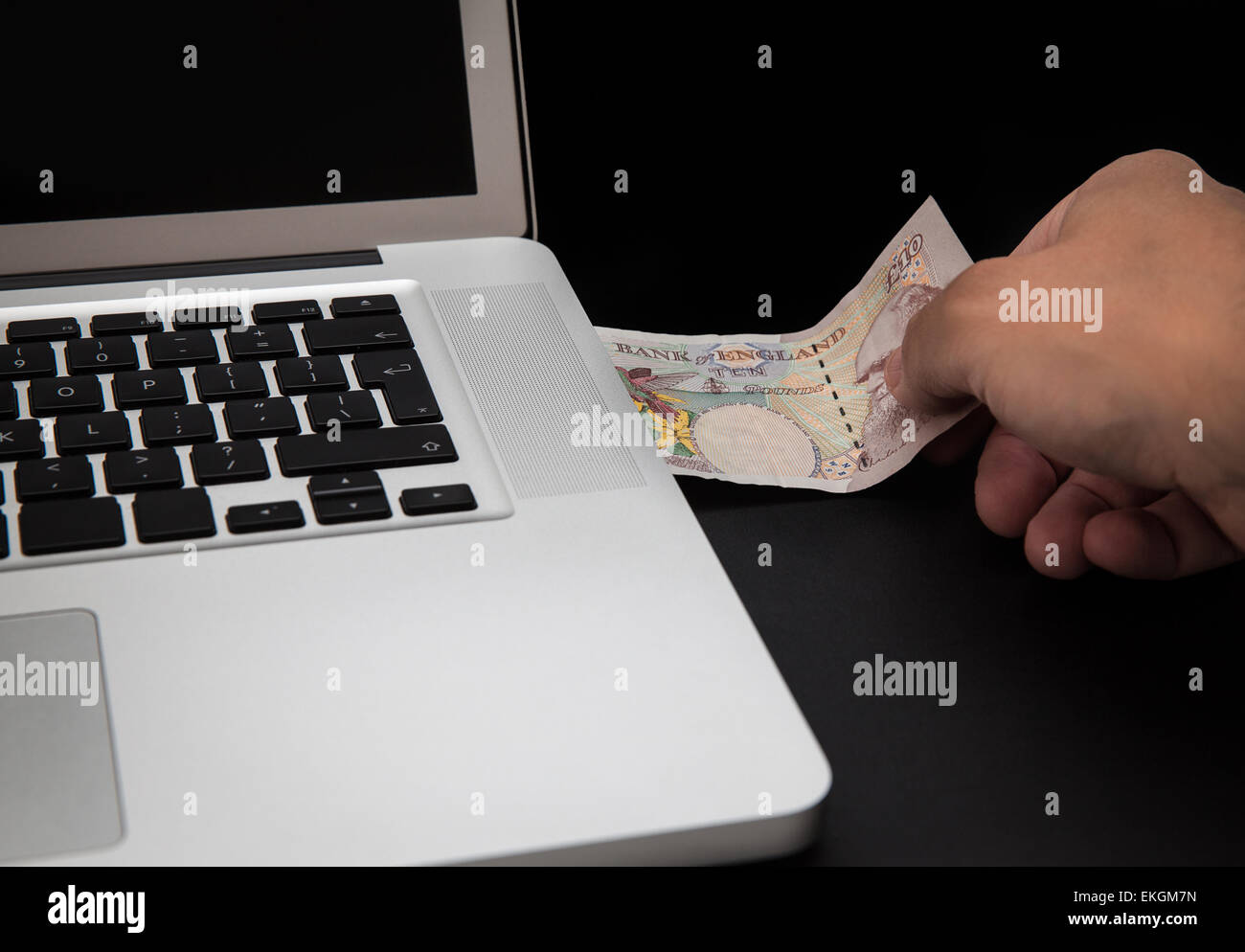 Cyber-Diebstahl-Konzept mit Laptop und Geld erschossen Stockfoto
