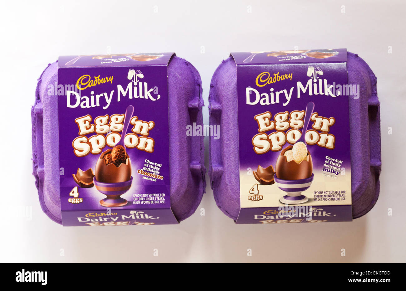 Kartons von Cadbury Dairy Milk Ei'n'Löffel - choc - voll von Flauschigen lecker milchig Mousse und Mousse au Chocolat - bereit für Ostern Stockfoto