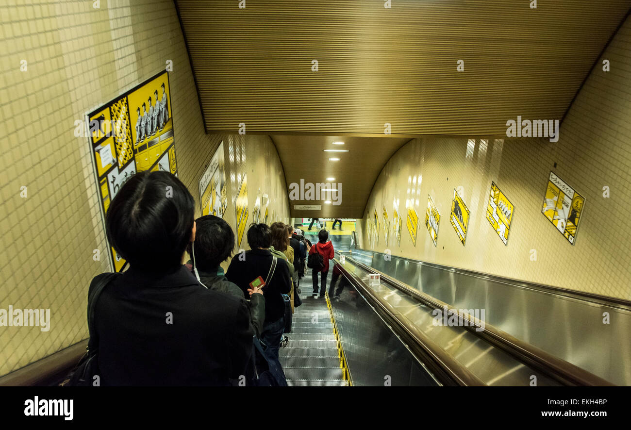 Langen Rolltreppen der Toei Oedo Linie Roppongi Station, Minato-Ku, Tokyo, Japan Stockfoto