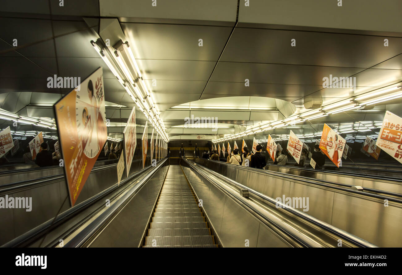 Langen Rolltreppen der Toei Oedo Linie Shinjuku Station, Shinjuku-Ku, Tokyo, Japan Stockfoto