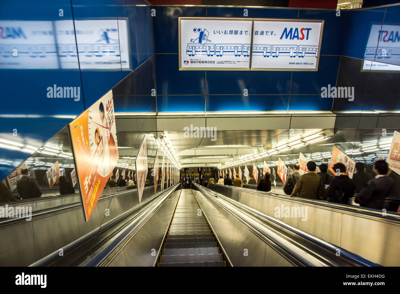 Langen Rolltreppen der Toei Oedo Linie Shinjuku Station, Shinjuku-Ku, Tokyo, Japan Stockfoto