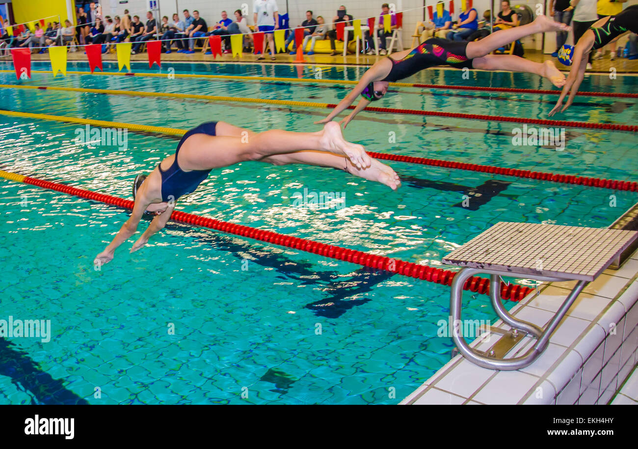 Beginn der weiblichen Wettschwimmen in den lokalen Wettbewerb Jugend schwimmen Hoofddorp, Niederlande, 2014 Stockfoto