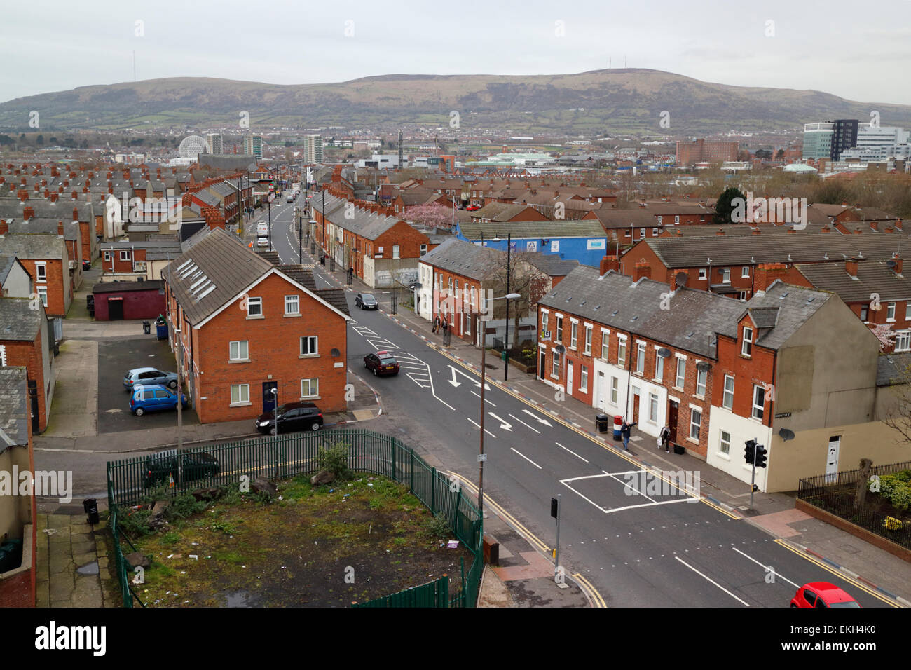 Blick über Donegal Straße durch alte Wohngegend von South Belfast Nordirland Stockfoto