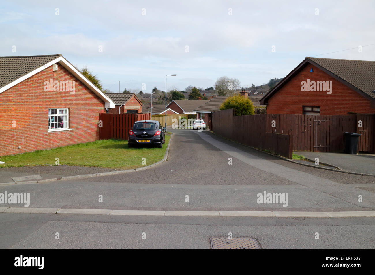Sackgasse in einer Wohnsiedlung Gehäuse des Bungalows im Vereinigten Königreich Stockfoto