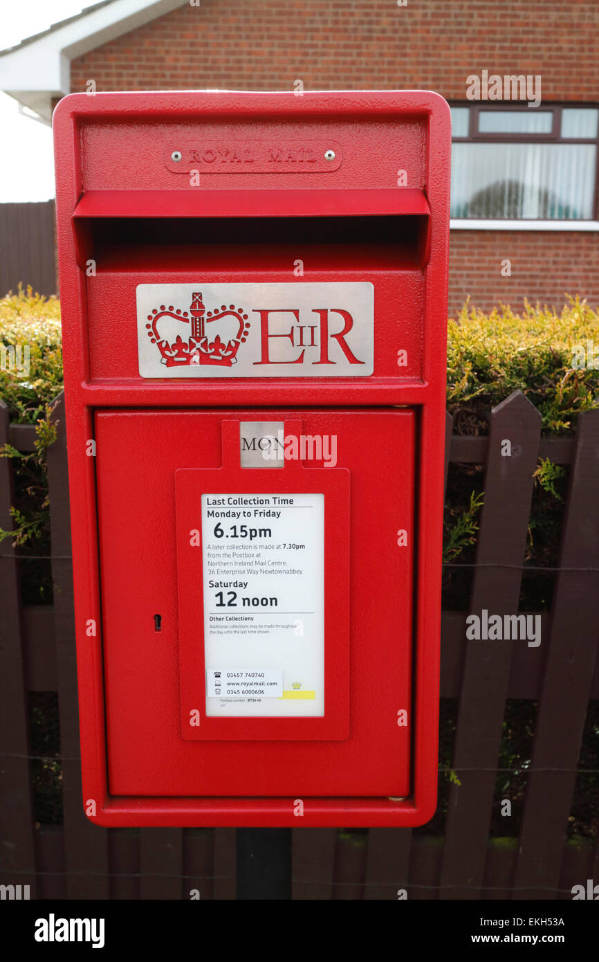 neue königliche Post Säule Box Briefkasten Stockfoto