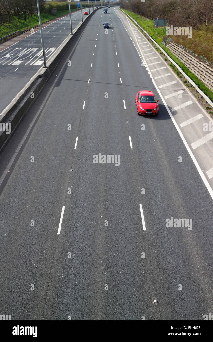 Autos fahren auf der Autobahn M2 in County Antrim-Nordirland Stockfoto
