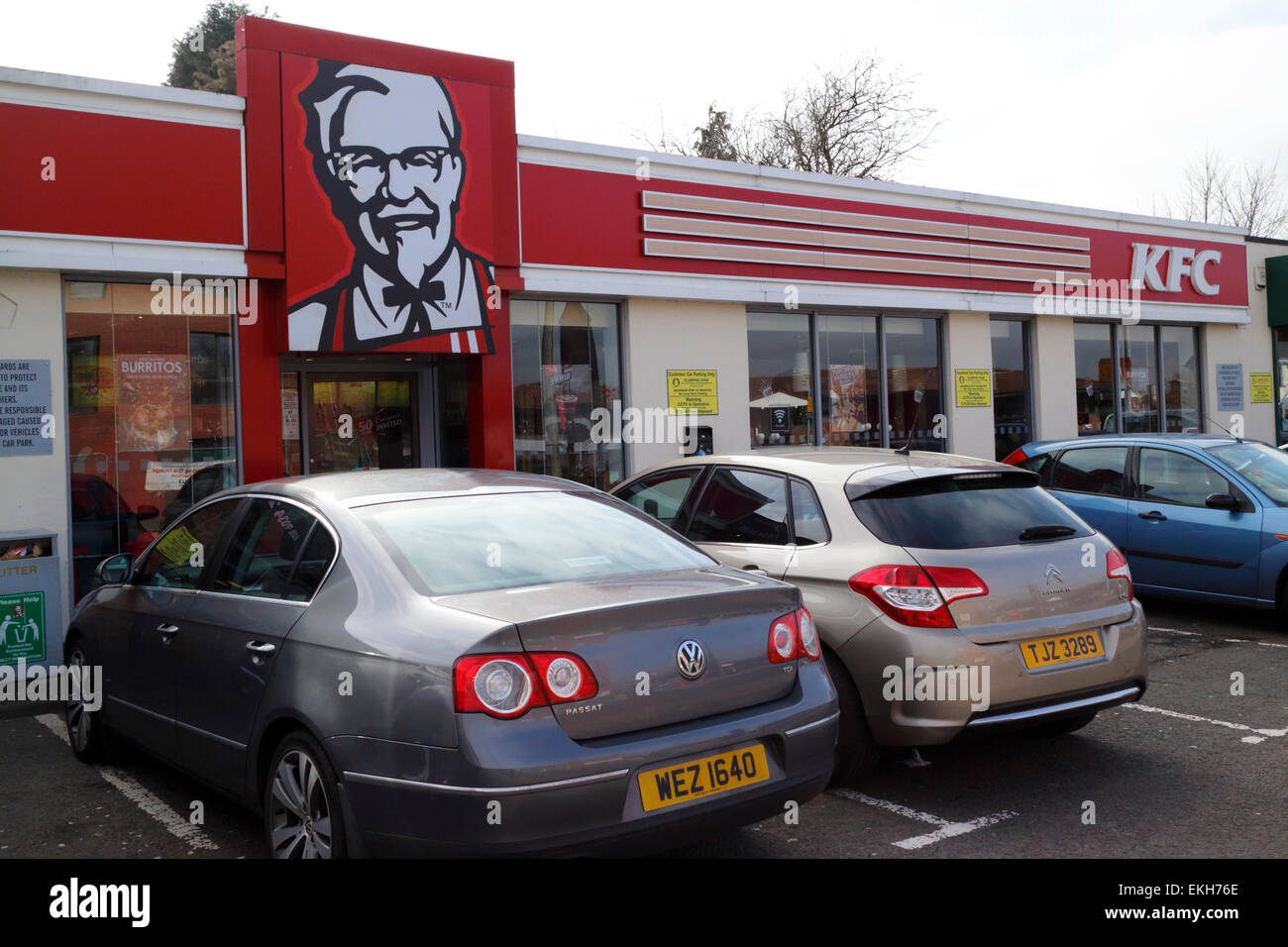 Autos parken vor einem anstrengenden Kfc Restaurant in Großbritannien Stockfoto