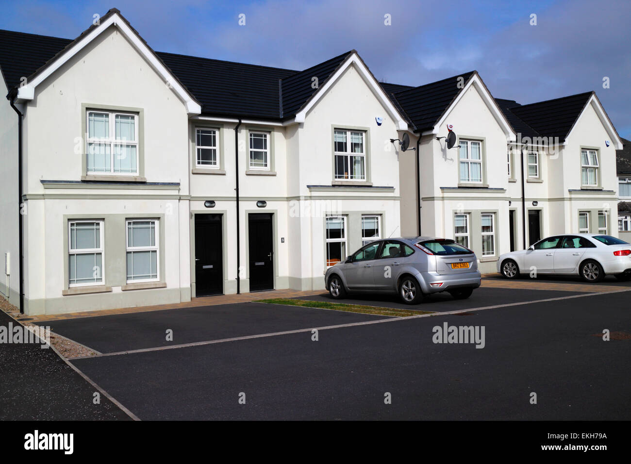 Nordirland neue Build Doppelhaushälfte Eigenschaften mit Stellplätzen in einer neuen Entwicklung Stockfoto