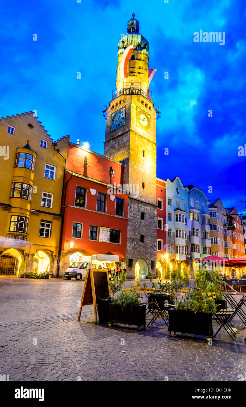 Innsbruck, Österreich. Stadtturm mit 51 m wurde als Erweiterung des ehemaligen Rathauses zwischen 1442 und 1450 erbaut. Stockfoto