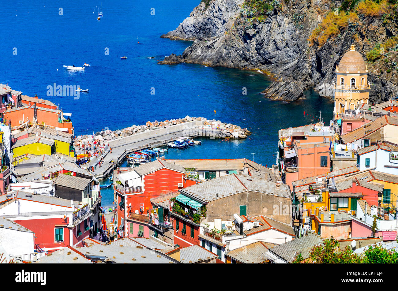 Cinque Terre, Italien. Malerische Aussicht auf bunten Dorf Vernazza und Se Mittelmeer Küste in Ligurien, italienische Wahrzeichen. Stockfoto