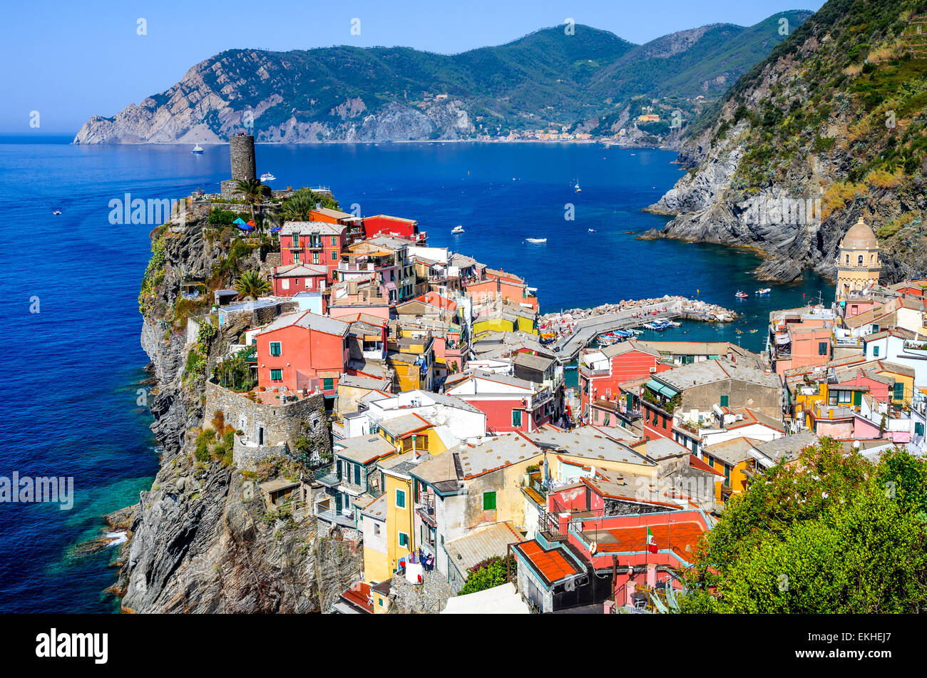 Cinque Terre, Italien. Malerische Aussicht auf bunten Dorf Vernazza und Se Mittelmeer Küste in Ligurien, italienische Wahrzeichen. Stockfoto