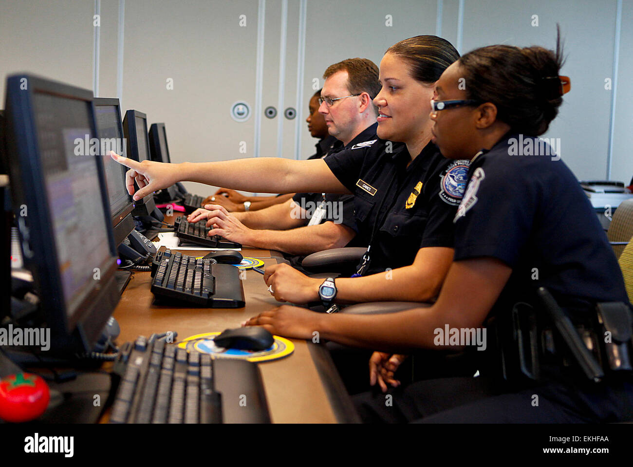 Im National Targeting Center (NTC) analysiert der US Customs and Border Protection (CBP) Field Operations vorab Informationen, um potenzielle terroristische Bedrohungen und gefährliche Fracht zu identifizieren, bevor sie in die USA eintrifft. Das Zentrum spielt eine entscheidende Rolle für die nationale Sicherheit. Stockfoto