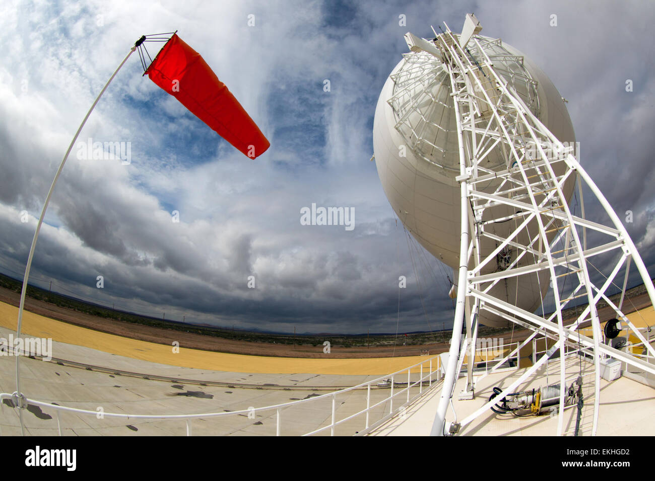 Das CBP Office of Air and Marine betreibt in Deming (New Mexico) das Tethered Aerostat Radar System (TARS), das erweiterte Überwachungskapazitäten für die Grenzsicherheit und die Aufdeckung illegaler Aktivitäten bietet. Stockfoto