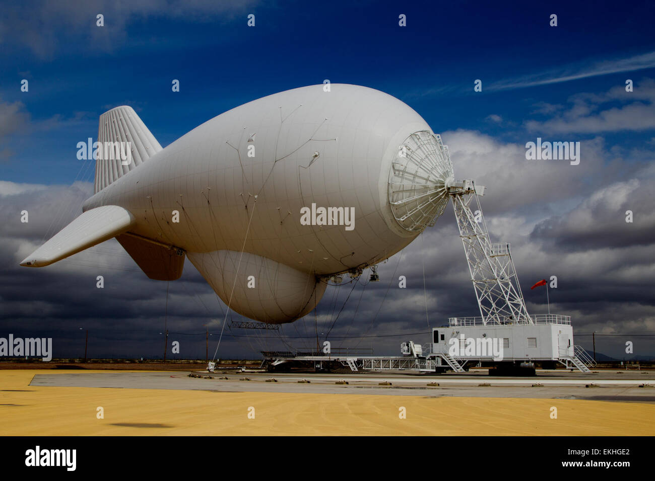 Das Air and Marine Office of U.S. Customs and Border Protection setzte in Deming, New Mexico, das Tethered Aerostat Radar System (TARS) ein, um die Grenzüberwachung und Sicherheitsmaßnahmen in der Region zu verbessern. Stockfoto