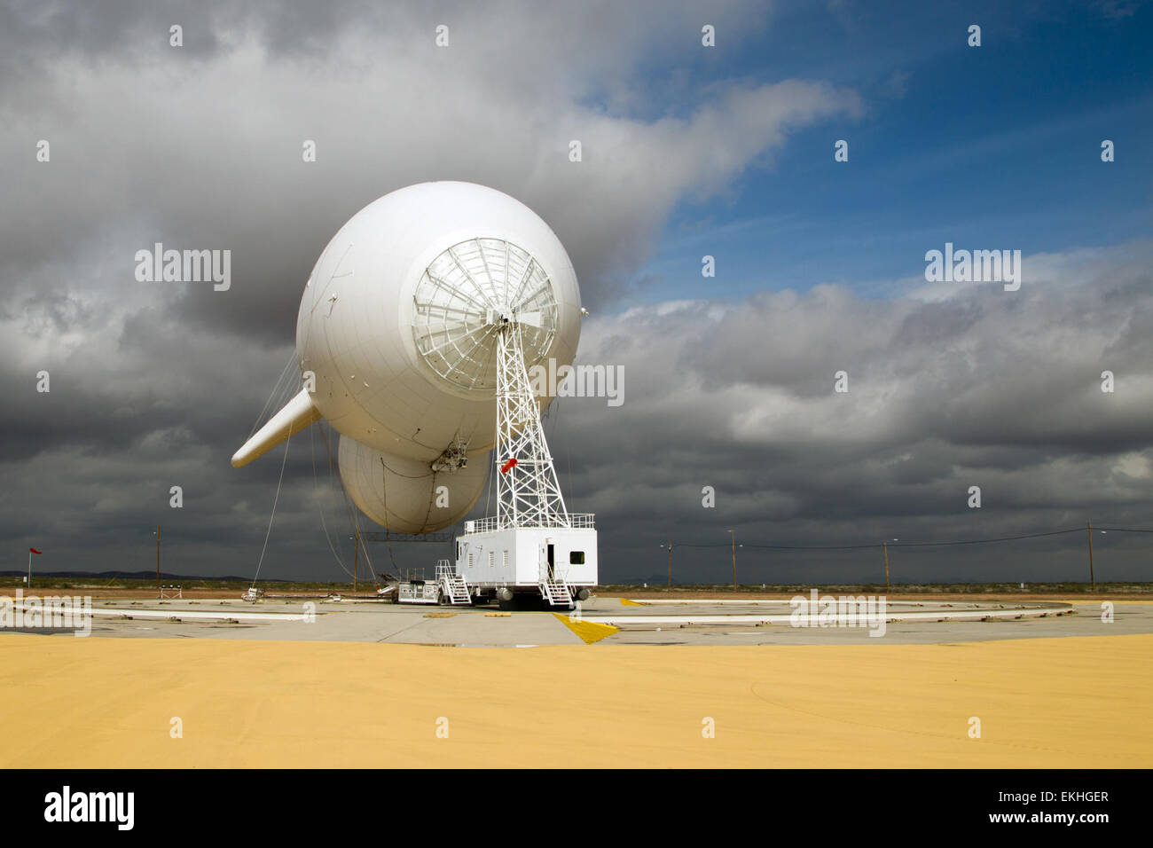 Das CBP Office of Air and Marine setzte in Deming (New Mexico) ein Tethered Aerostat Radar System (TARS) ein, um die Überwachungskapazitäten zu verbessern und bei Grenzsicherungseinsätzen in der Region zu helfen. Stockfoto