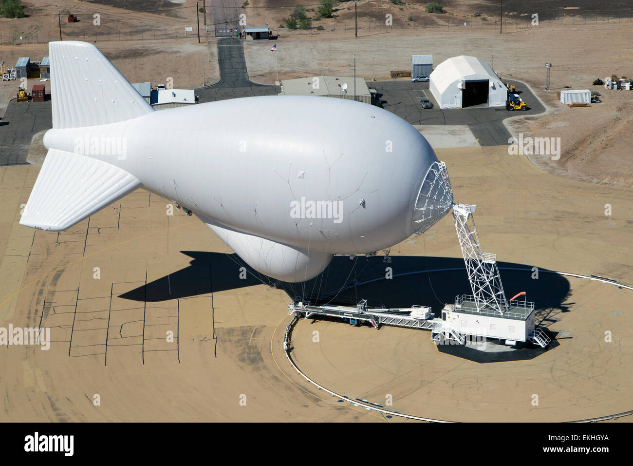 Das CBP Office of Air and Marine setzte das TARS-System (Tethered Aerostat Radar System) in Yuma (Arizona) ein, um das Grenzgebiet besser überwachen zu können. Stockfoto