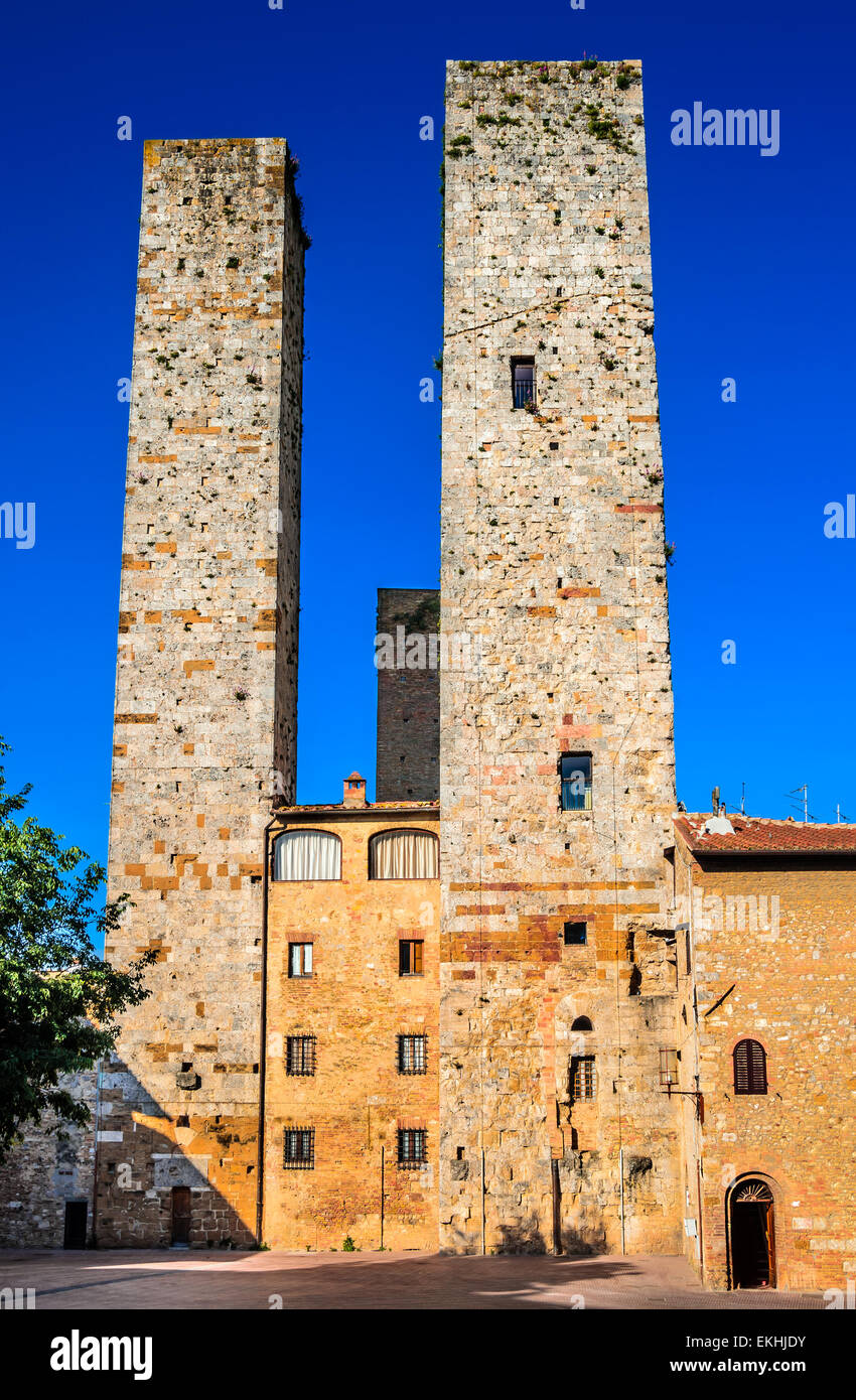 San Gimignano, Toskana. Mittelalterliche Stadtmauer bekannt für seine schönen Türme, Piazza Delle Erbe, toskanischen Wahrzeichen Italiens. Stockfoto