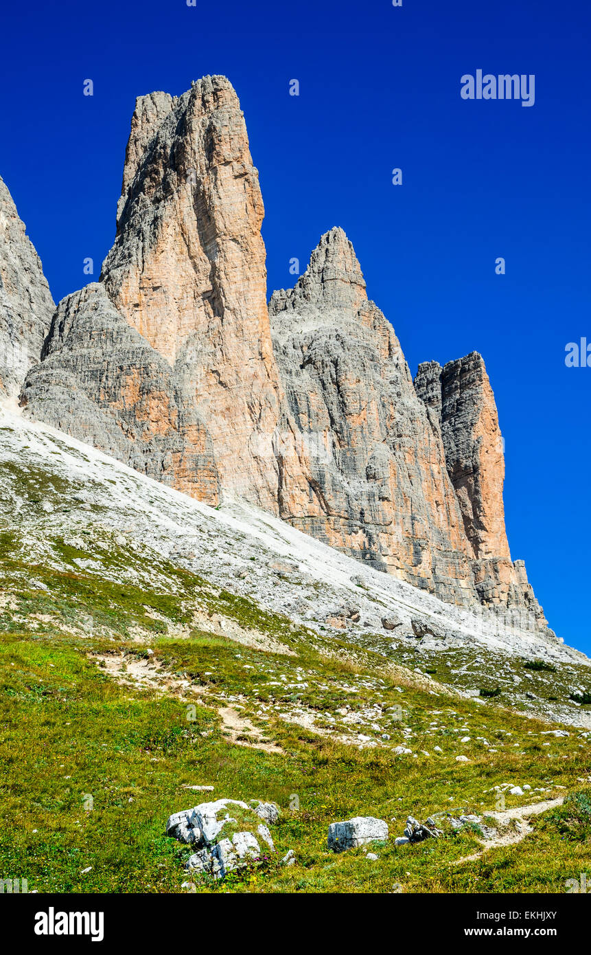 Blick auf den berühmten Tre Cime di Lavaredo (Drei Zinnen) in Dolomiten, einer der bekanntesten Berggruppen in Europa. Stockfoto