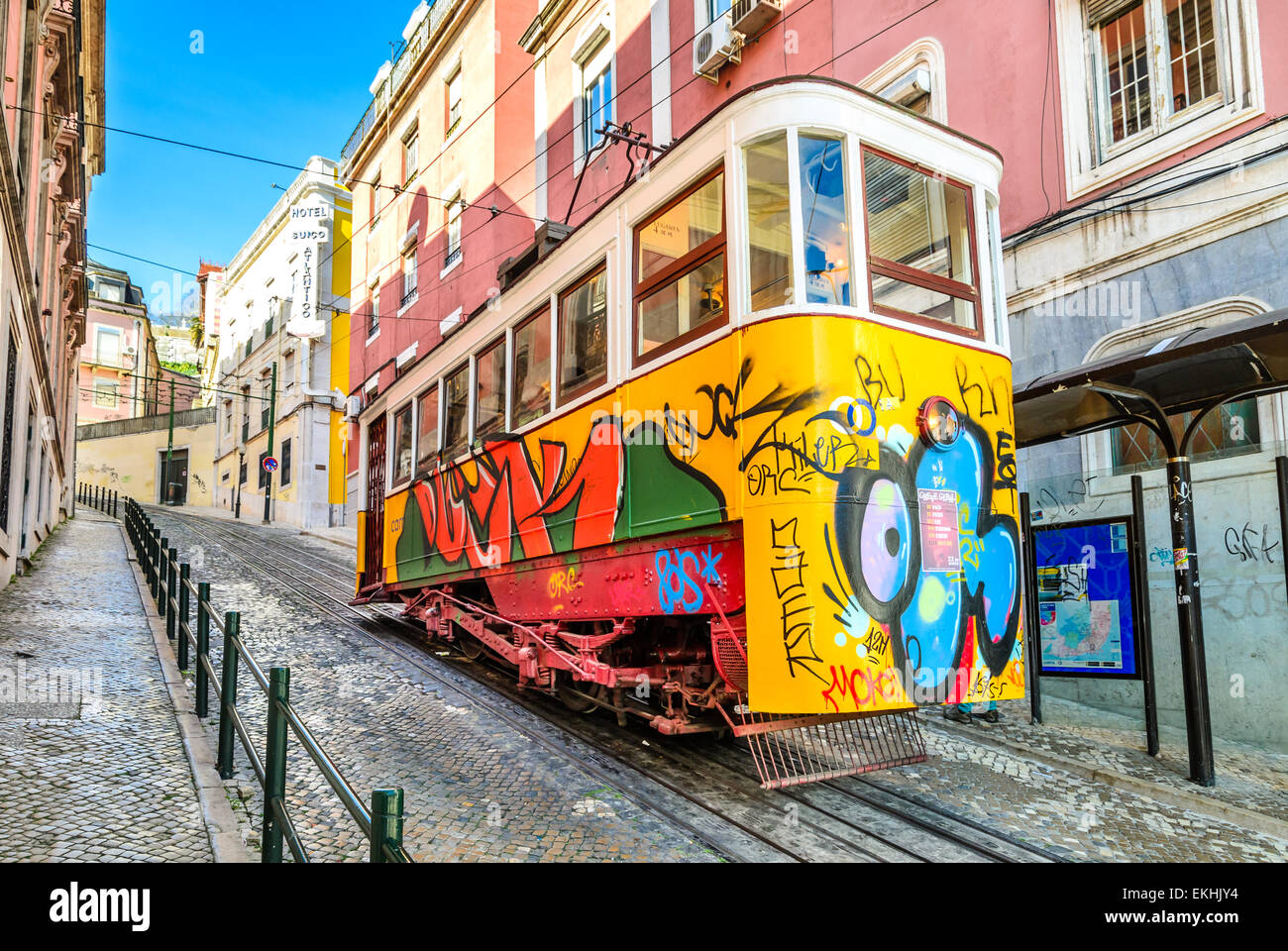 Gloria Funicular in das Zentrum von Lissabon, National Monument in Portugal und eine beliebte Touristenattraktion von Europa. Stockfoto