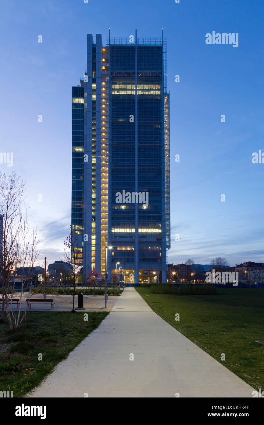 Turin, Italien. 10. April 2015. Der Intesa Sanpaolo Wolkenkratzer, entworfen vom Architekten Renzo Piano ist die neue Zentrale der Intesa Sanpaolo Bank. Stockfoto