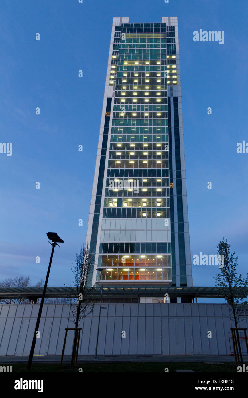 Turin, Italien. 10. April 2015. Der Intesa Sanpaolo Wolkenkratzer, entworfen vom Architekten Renzo Piano ist die neue Zentrale der Intesa Sanpaolo Bank. Stockfoto
