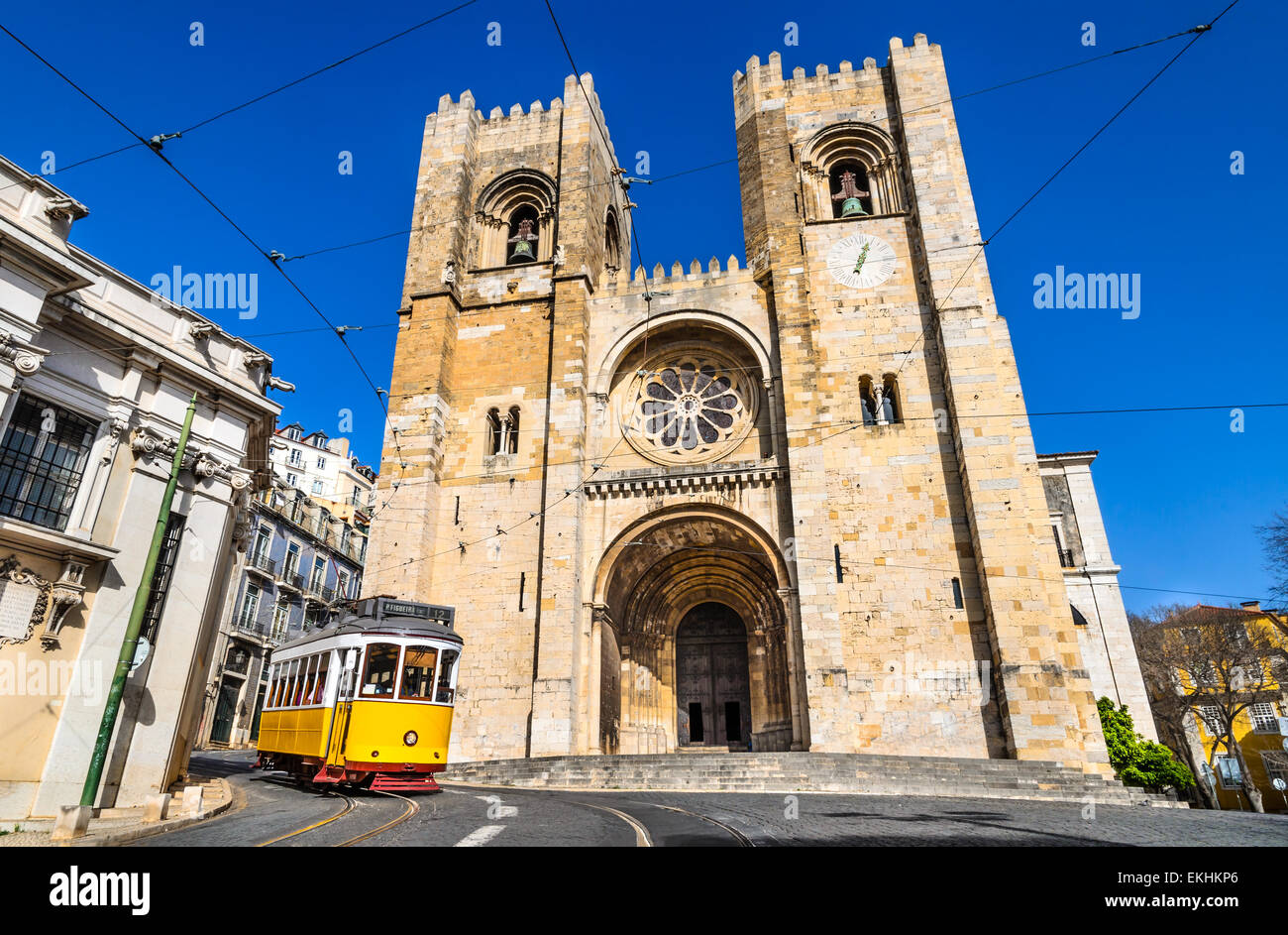 Lissabon, Portugal. Se Kathedrale (älteste Kirche aus dem XII Jahrhundert) und gelben Straßenbahn (Americanos) Stockfoto