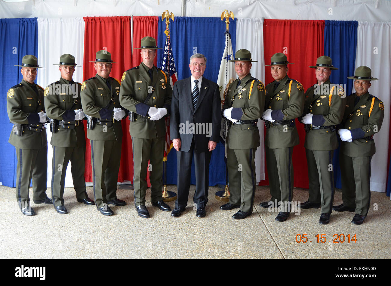 Tucson Sektor Border Patrol Honor Guard Bohren Team aufgenommenen ersten Platz im nationalen Wettbewerb in Washington, D.C. während Polizei Week 2014, verdienen sie Anerkennung als das beste Gesetz Durchsetzung Drill Team im Land statt.  Hier mit US Customs and Border Protection Kommissar Gil Kerlikowske gesehen.  Carlos Ortiz Stockfoto