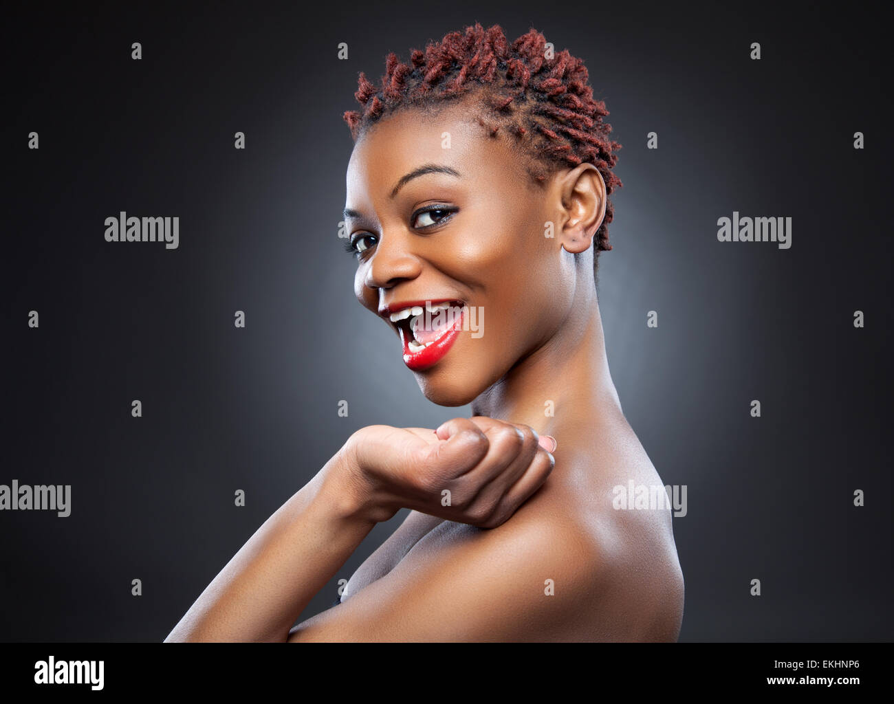 Schwarze Schönheit mit kurzen stacheligen rote Haare Stockfoto