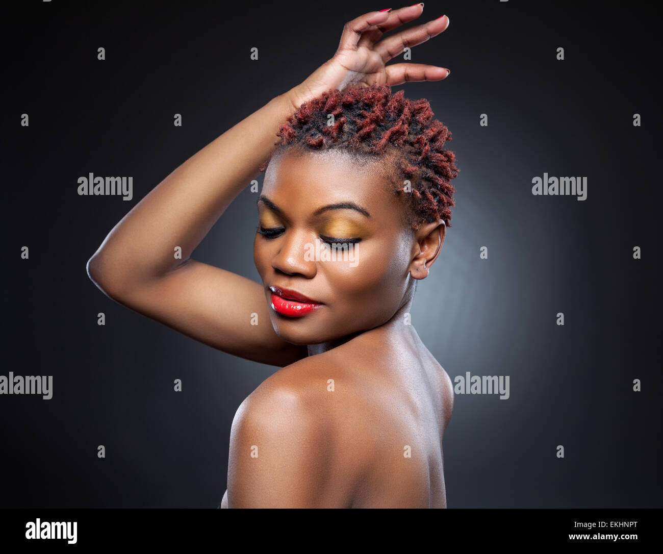 Schwarze Schönheit mit kurzen stacheligen rote Haare Stockfoto