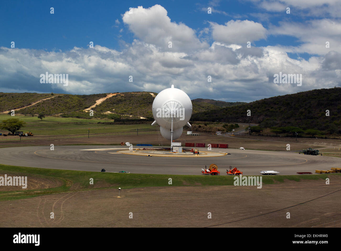 Das TARS-System (Tethered Aerostat Radar System) in Lajas, Puerto Rico, ist ein wichtiges Instrument für die Luftüberwachung und die Grenzsicherheit. Das System hilft bei der Überwachung des Luftraums und der Erkennung nicht autorisierter Aktivitäten entlang der Grenze. Stockfoto