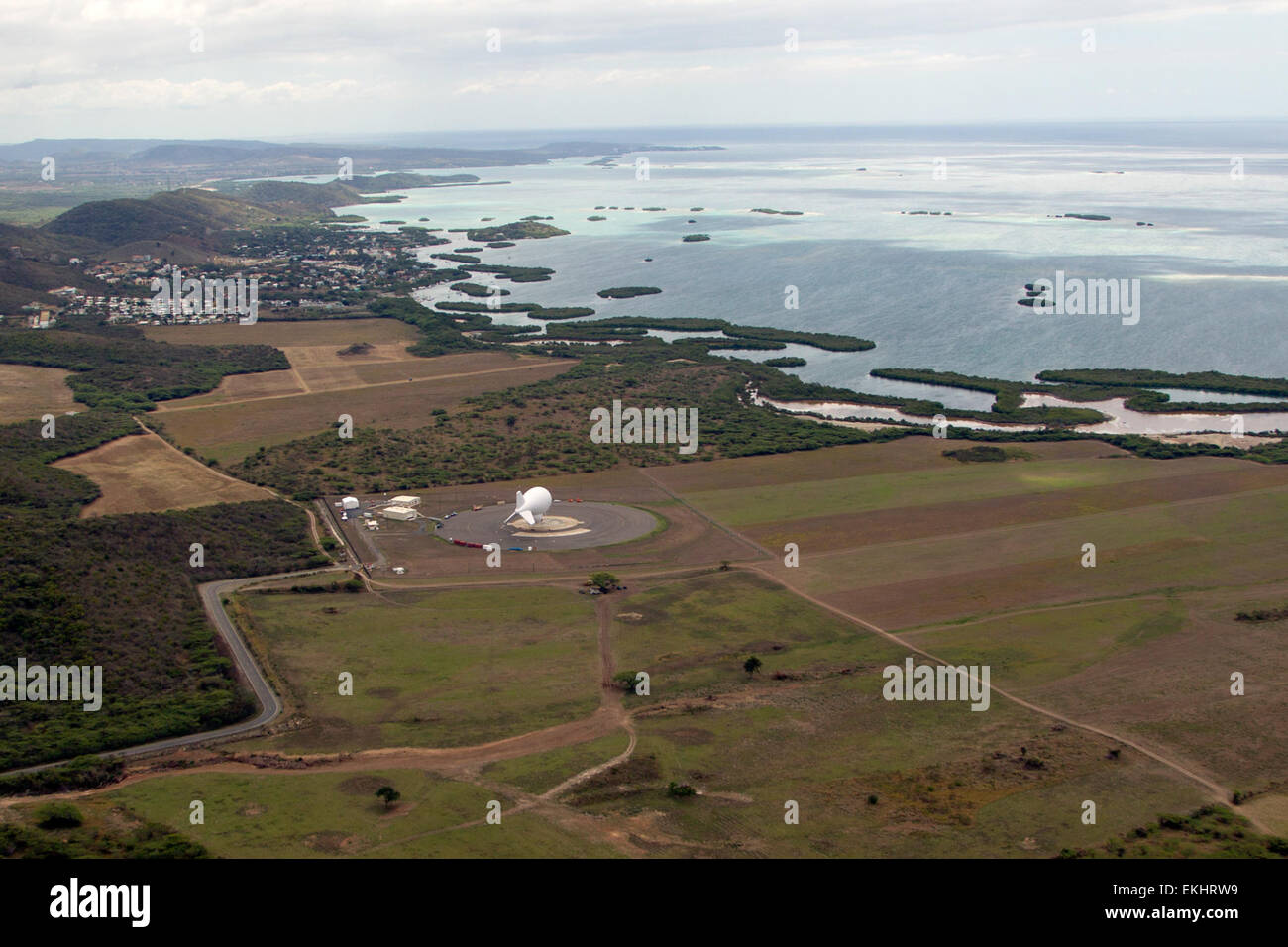 Das TARS-System (Tethered Aerostat Radar System) in Lajas, Puerto Rico, spielt eine entscheidende Rolle bei der Luftüberwachung der US-Zollbehörden und des Grenzschutzes, da es eine Echtzeit-Überwachung des Luftraums ermöglicht. Stockfoto