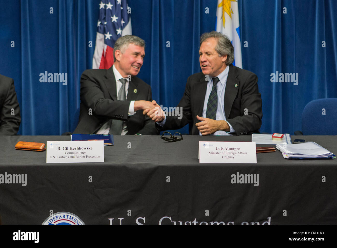 Zoll- und Grenzschutzbehörde trat mit Uruguay in einer gegenseitigen Unterstützung Vereinbarung unterzeichnen in Washington D.C. sitzend von links nach rechts sind Eddie Agrait, Associate Deputy Regieassistent bei US Immigration und Customs Enforcement, Gil Kerlikowske Kommissar, U.S. Customs und Grenzschutz, Luis Almagro Minister für auswärtige Angelegenheiten Uruguay und Julissa Reynoso US-Botschafter in Uruguay.  James Tourtellotte Stockfoto