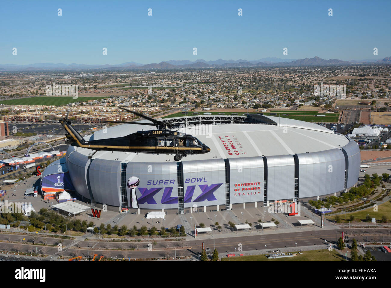 012515: Glendale, AZ - A US Customs and Border Protection Blackhawk bietet Luftsicherheit über University of Phoenix Stadium in Vorbereitung für Super Bowl XLIX.     Alexander Zamora Stockfoto